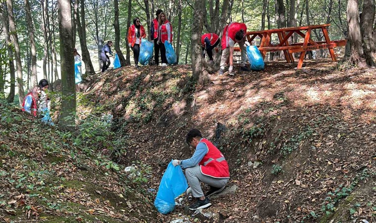 Öğrenciler poşet poşet çöp topladı