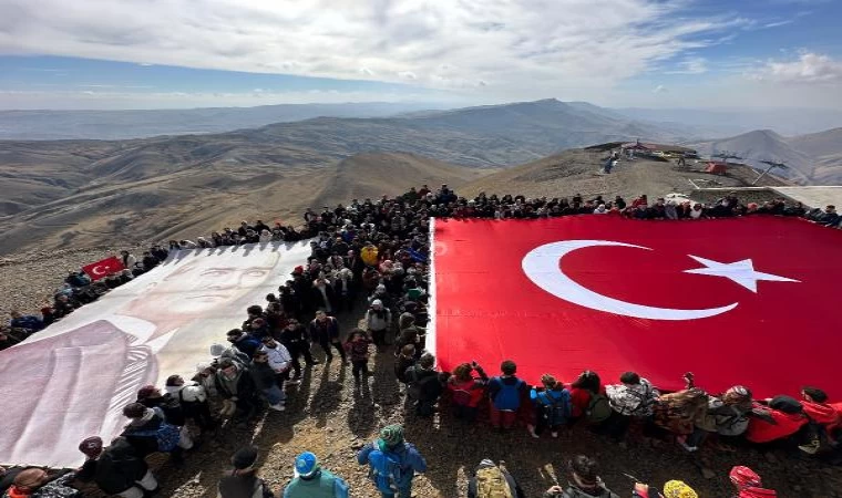 Öğrencilerden Palandöken’e Cumhuriyet tırmanışı