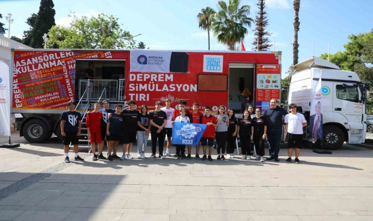 Öğrencilere deprem simülasyon tırında eğitim