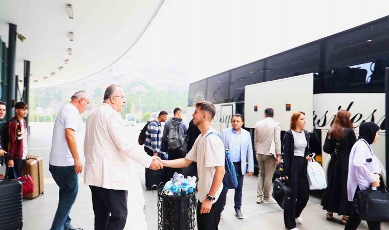 Öğrencilerini otogarda karşılayan rektör, yurda üniversitenin otobüsüyle gitmelerini sağladı