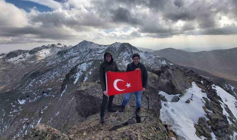 Öğretmenler Cumhuriyetin 100. yılını 3 bin 331 metre yükseklikte kutladılar