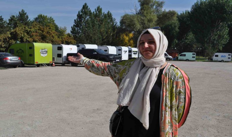 Okul çevresine park edilen karavanlar velilerin tepkisini çekti