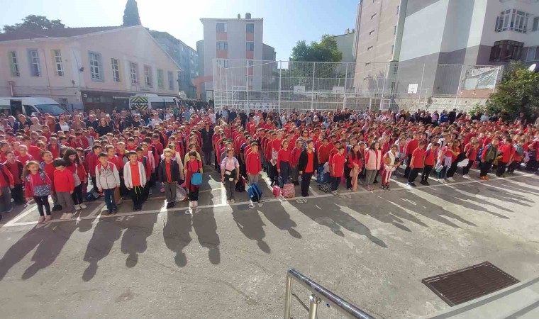 Okul çıkışı öğrencilerden Gazzede ölenler için 1 dakikalık saygı duruşu