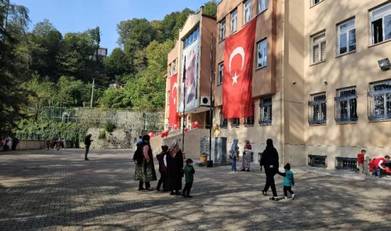 Okuldaki Cumhuriyet kutlamasında yakılan meşalenin aleviyle 3 veli yaralandı