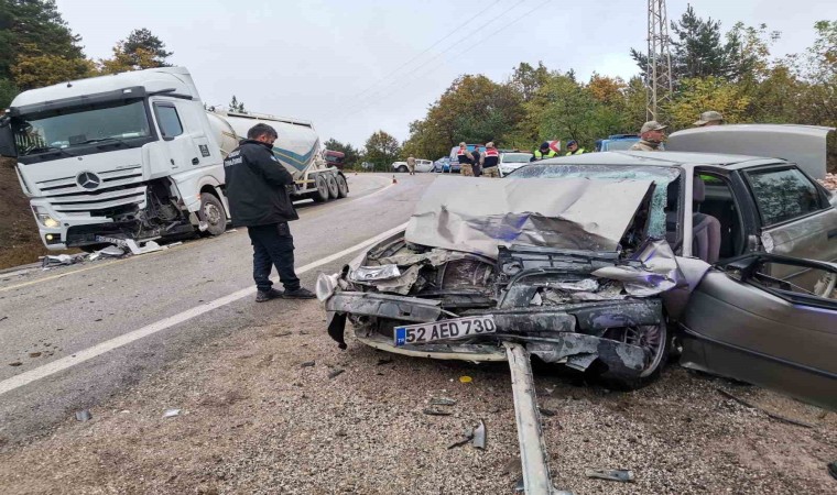 Orduda otomobil ile tır çarpıştı: 3 ölü, 3 yaralı