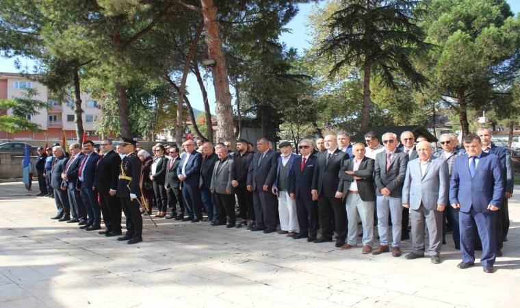 Osmaneli de Cumhuriyet coşkusu çelenk sunumu ile başladı