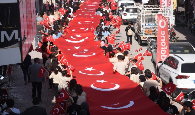 Osmaniyede 29 Ekim Cumhuriyet Bayramı etkinlikleri 100 metrelik bayrak yürüyüşüyle başladı