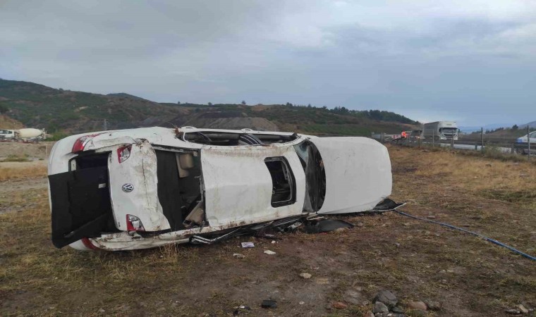 Osmaniyede otomobil şarampole devrildi: 1i ağır 3 yaralı