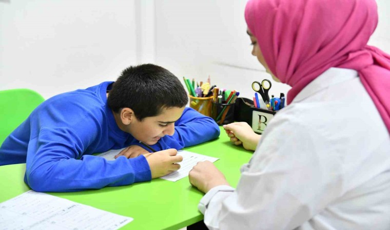 Otizimli genç Esenyurt Belediyesi Özel Eğitim Merkezinde eğitim alarak başarısını ileri seviyeye taşıdı