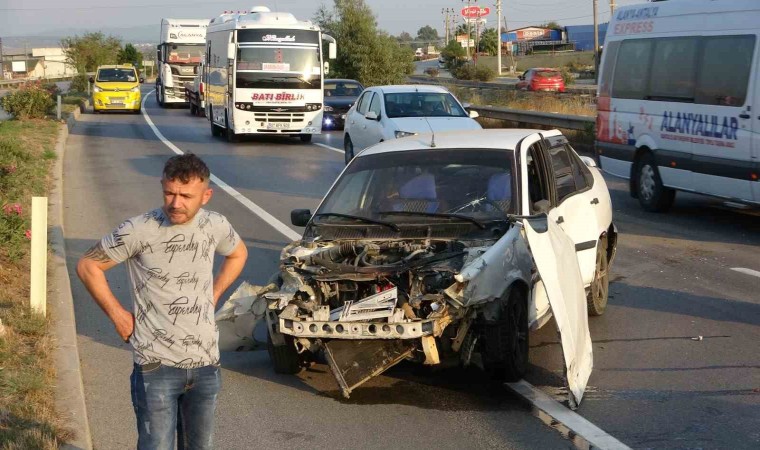 Otomobil bariyerlere çarpıp hurdaya döndü, sürücü burnu kanamadan araçtan çıktı