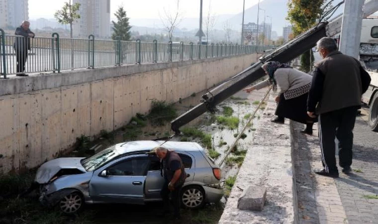 Otomobil sulama kanalına uçtu; sağlık görevlisi sürücü yaralandı