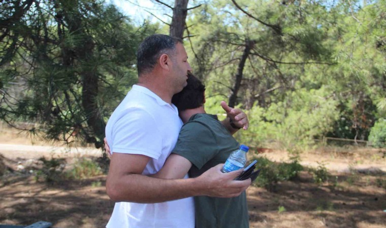 Otomobil takla attı, ağlayan genci babası sakinleştirdi