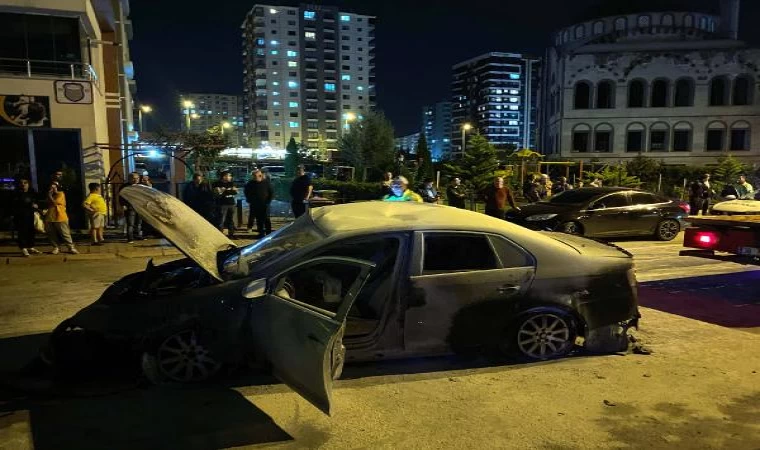 Otomobilin çarptığı direk park halindeki başka bir otomobilin üzerine devrildi: 3 yaralı