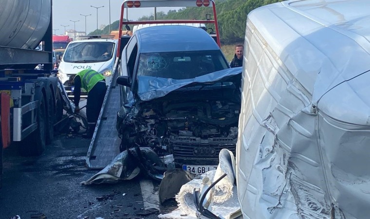 Otoyolda arızalanan tır, zincirleme kazaya sebep oldu: 3 yaralı