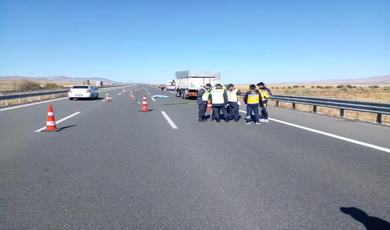 Otoyolda TIR’dan inen şoföre çarpıp ölümüne neden olan aracın sürücüsü kaçtı