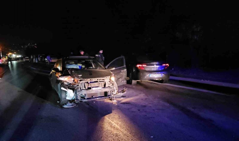 Otoyolda zincirleme kaza, 9 araç birbirine girdi: 4 yaralı