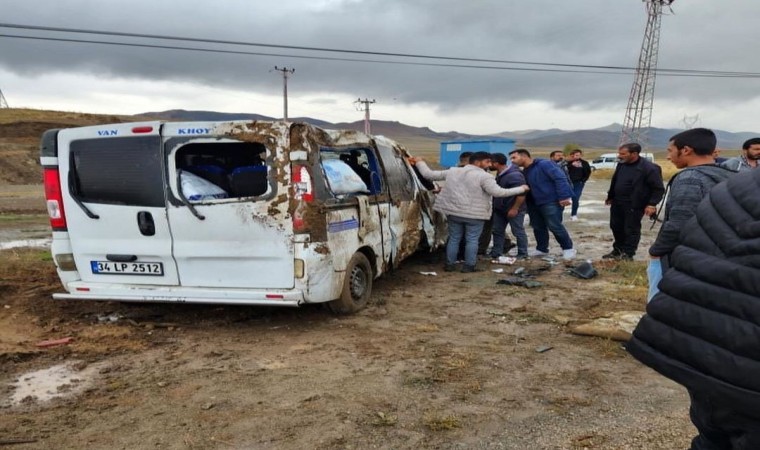 Özalpta yolcu minibüsü takla attı: 4 yaralı