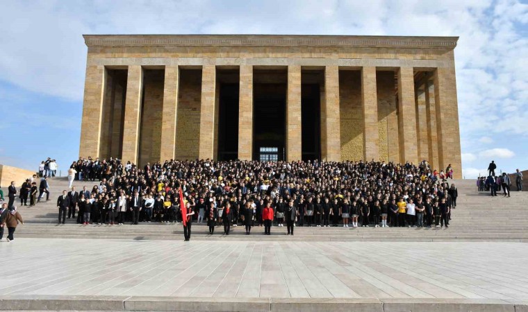 Özel Arı Okulları kuruluşunun 40. yılı nedeniyle Atanın huzurunda