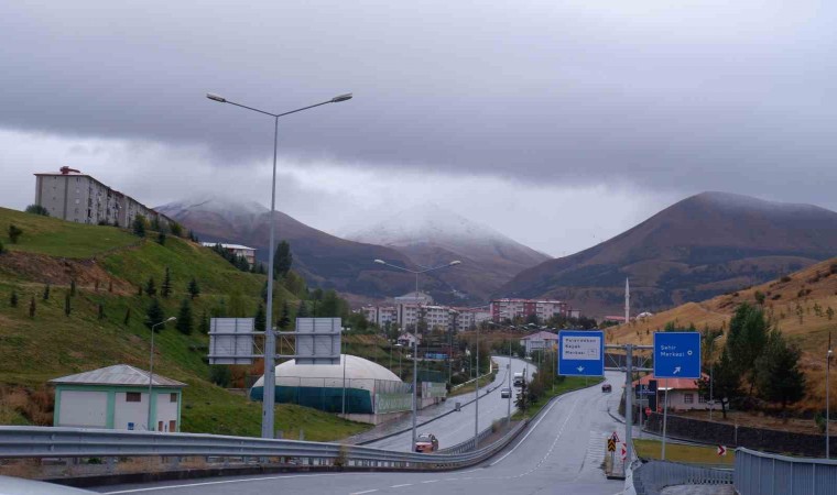 Palandökene yılın ilk karı yağdı