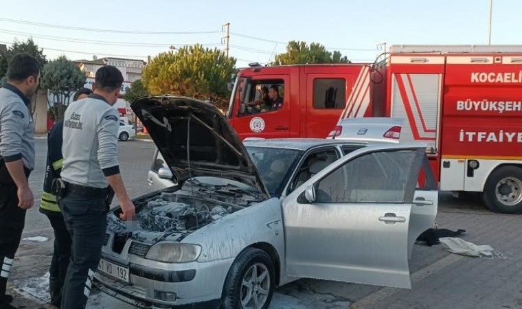 Park ettiği otomobili saniyeler içinde alev aldı