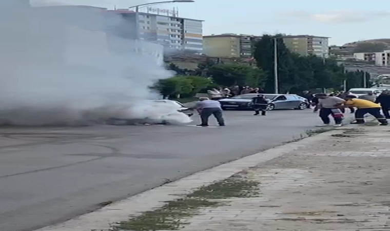 Park halindeki otomobil alev aldı