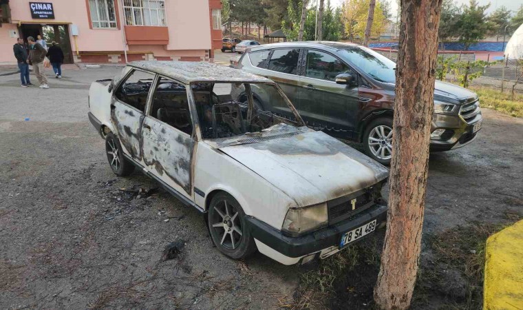 Park halindeki otomobil alev topuna döndü