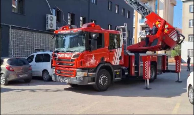 Pendik’te belediye binasının çatısında mahsur kalan işçiyi itfaiye kurtardı 