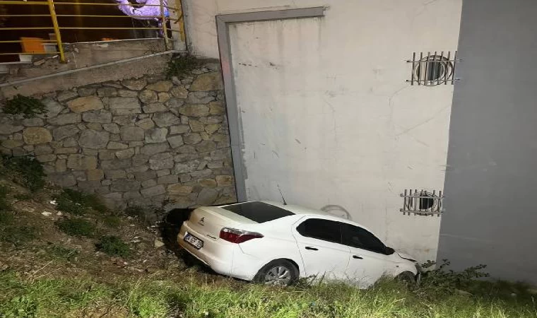 Pendik’te navigasyonun gösterdiği toprak yola giren sürücü, otomobille boşluğa düştü