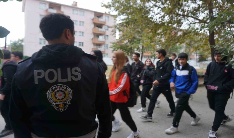 Polis ekipleri okul çevrelerindeki denetimlerini arttırdı