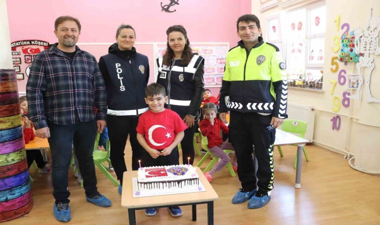 Polis ekiplerinden küçük Poyraza pastalı teşekkür