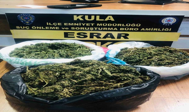 Polis ikna etti, 888 gram esrar ele geçirdi