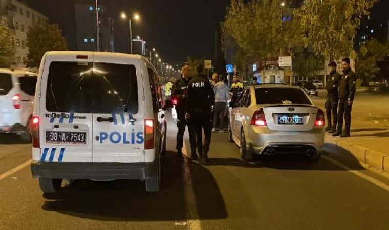 Polisin ’dur’ ihtarından kaçıp, seyir halindeki otomobilde şoför değiştirdiler