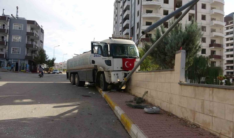 Polisin dur ikazına uymayarak kaçan su tankeri kaza yaptı