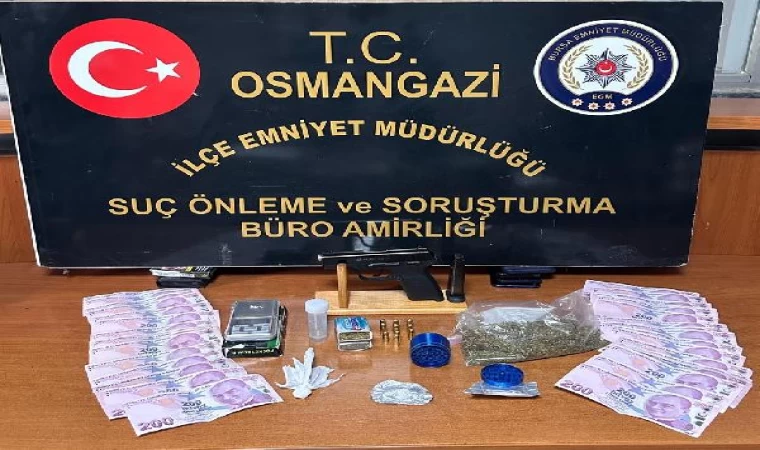 Polisin takiple yakaladığı şüphelinin çantasından uyuşturucu çıktı