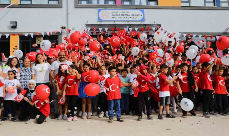 Polisler, çocuklarla Cumhuriyetin 100. yılını kutladı