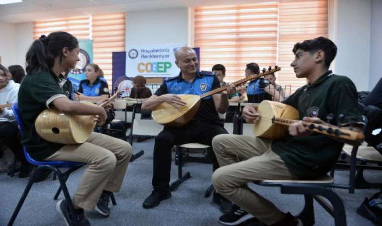 Polisler, eğitimine destek verdikleri öğrencilerle bağlama çalıp, türkü söyledi