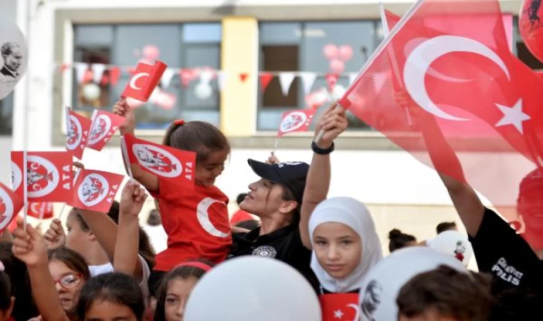 Polisten TOMA ve zırhlı araçlarla Cumhuriyet kutlaması