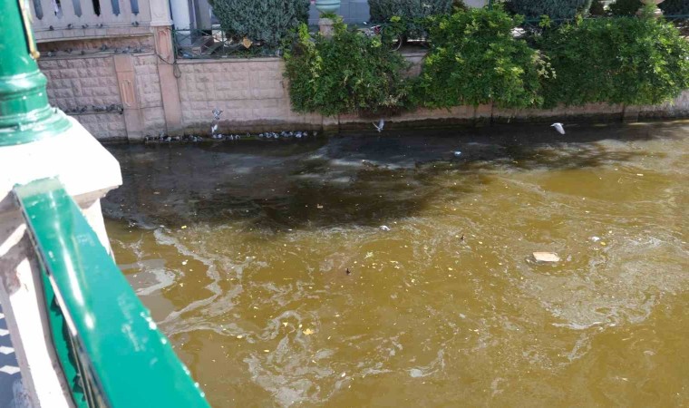 Porsuk Çayındaki pislikler vatandaşın tepkisine neden oldu