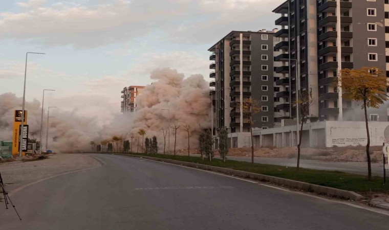 Raylı sistemli olduğu belirtilerek satılan yeni bina depremde hasar görünce patlayıcı ile yıkıldı