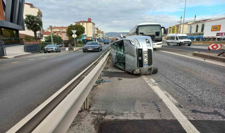 Refüje çarpan otomobil yan yattı, sürücü kazayı yara almadan atlattı