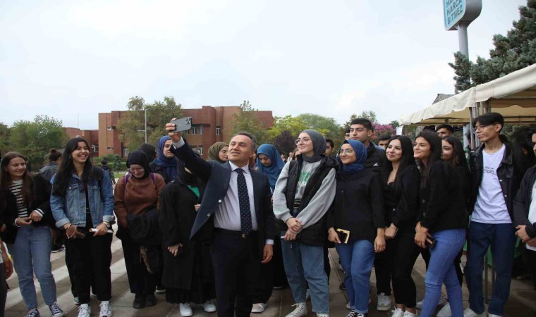 Rektörden öğrenci bilgilendirme stantlarına ziyaret