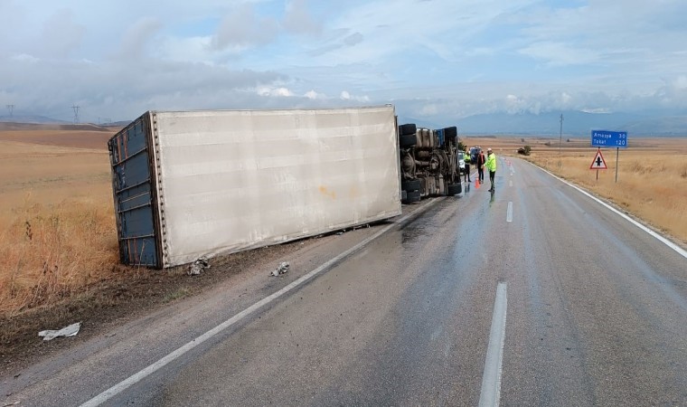 Rusyaya mobilya taşıyan tır Amasyada kaza yaptı: 1 yaralı