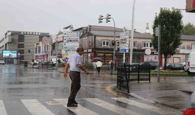 Sağanak hayatı olumsuz etkiledi, hazırlıksız çıkanlar ıslanmaktan kaçamadı