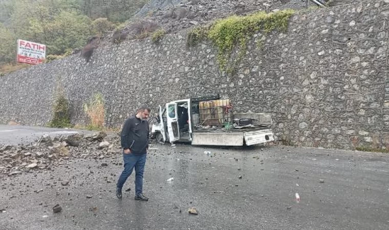 Sağanakta dağdan kopan kayalar kamyonetin üzerine düştü