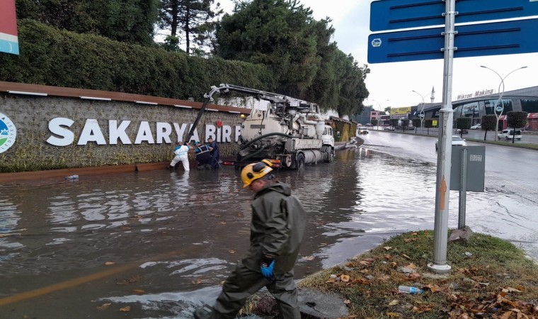 Sakarya Büyükşehir belediyesi yağış mesaisini aralıksız sürdürüyor