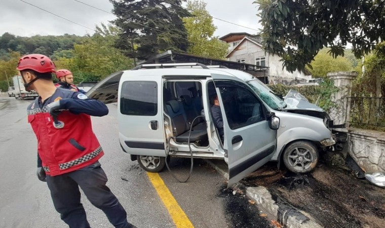 Sakaryada hafif ticari araç bahçe duvarına çarptı: 2 yaralı