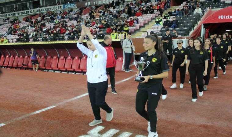 Şampiyon Eskişehirspor Kadın Futbol Takımı stadyumda kupayla taraftarı selamladı