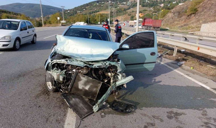 Samsunda bariyerlere çarpan otomobil hurdaya döndü