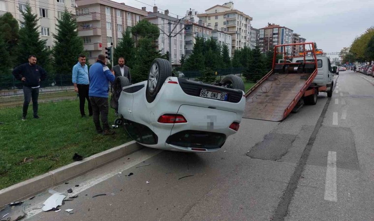 Samsunda otomobile çarpıp takla atan aracın sürücüsü yaralandı