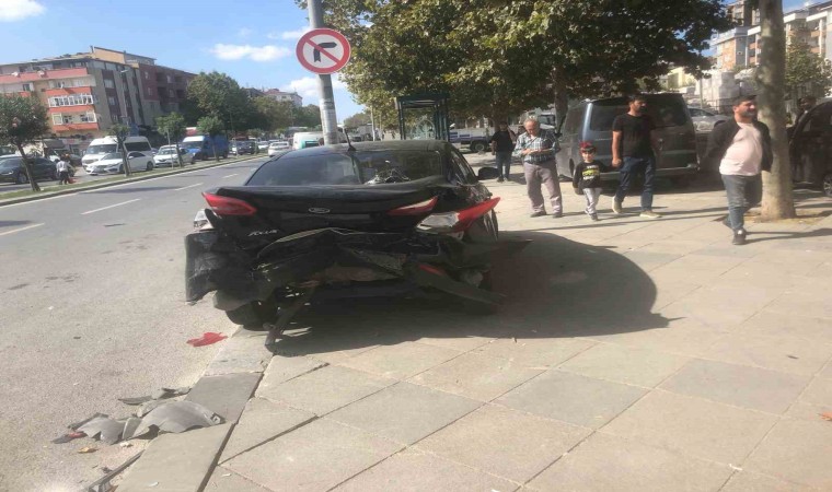 Sancaktepede ışık ihlali yapıp kaçtı, iki araç birbirine girdi